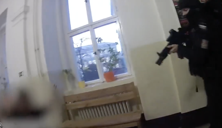 Do školy přišli policisté s dlouhými zbraněmi.