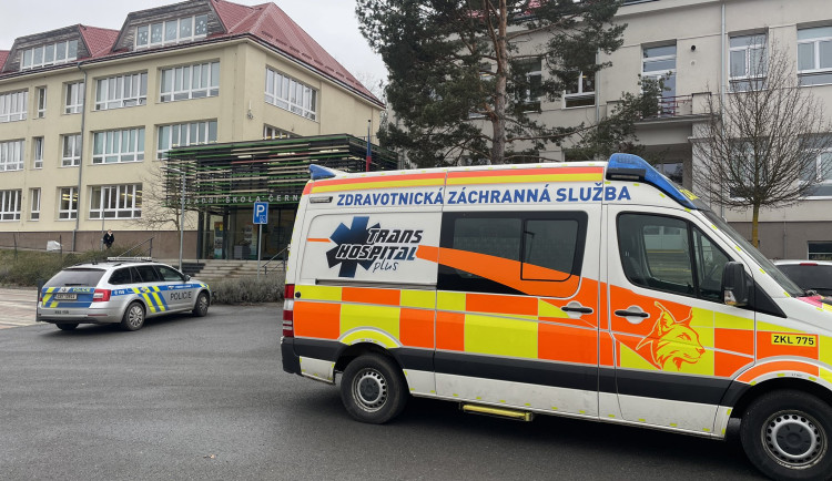 Policie zasahuje na škole v Černošicích