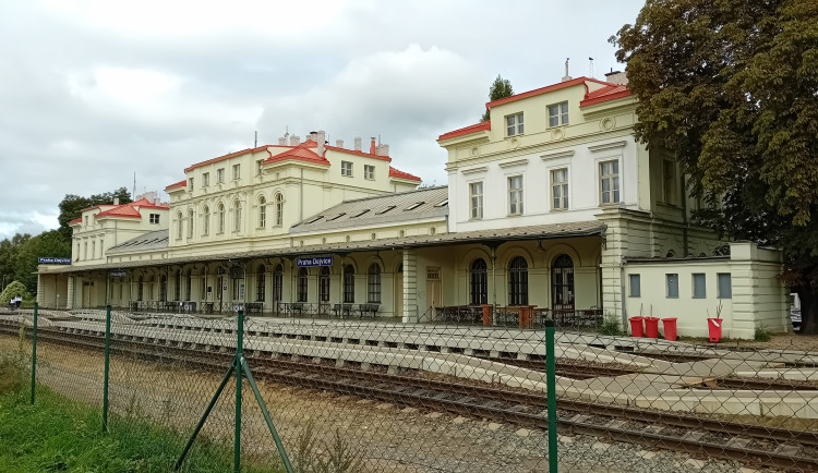 Dejvická nádražka změní majitele. Petice za zachování původní restaurace má již přes tři tisíce podpisů