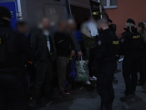 VIDEO: V rámci akce Korzet zkontrolovali policisté během páteční noci přes tisíc osob, několik set provozoven a vozidel