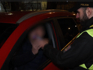 V rámci akce Korzet zkontrolovali policisté během páteční noci přes tisíc osob, několik set provozoven a vozidel