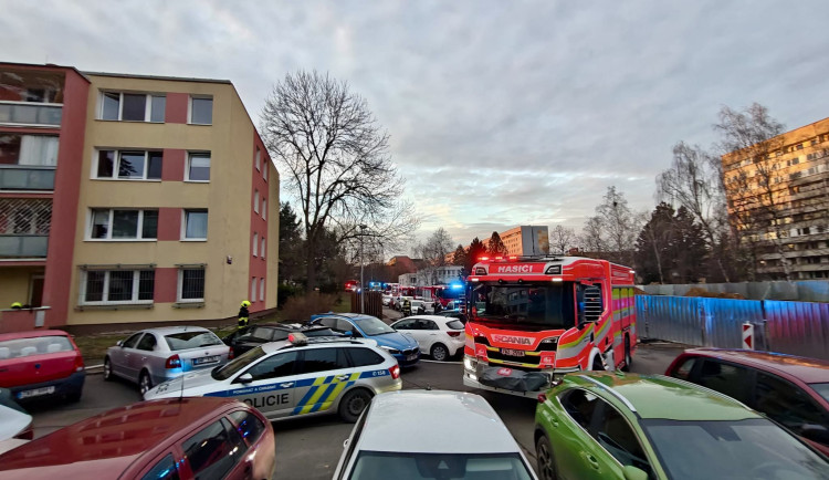 Při sobotním požáru bytu na pražském Proseku zemřel člověk