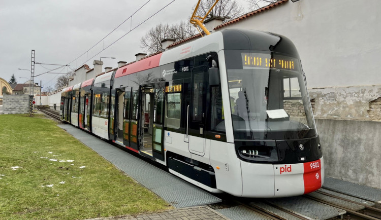 VIDEO: První tramvaj vyrobená speciálně pro Prahu má za sebou první projížďku. V hlavním městě ji uvidí už v dubnu