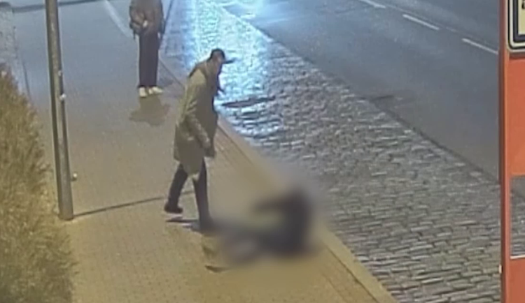 VIDEO: Muž se zastal dětí v tramvaji. Dostal pěstí a přišel o zuby