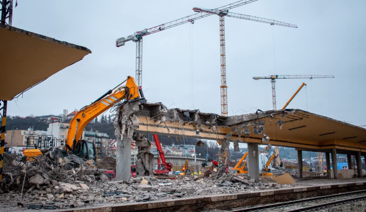 Demolice u smíchovského nádraží omezí dopravu, dolů jdou mosty