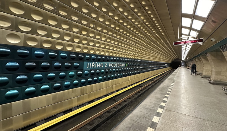 Ve stanici Jiřího z Poděbrad srazilo metro člověka, na místě zemřel