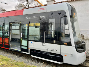 První tramvaj vyrobená speciálně pro Prahu má za sebou první projížďku. V hlavním městě ji uvidí už v dubnu
