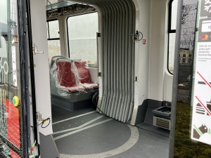První tramvaj vyrobená speciálně pro Prahu má za sebou první projížďku. V hlavním městě ji uvidí už v dubnu