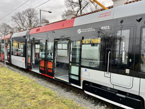 První tramvaj vyrobená speciálně pro Prahu má za sebou první projížďku. V hlavním městě ji uvidí už v dubnu