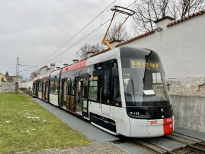 VIDEO: První tramvaj vyrobená speciálně pro Prahu má za sebou první projížďku. V hlavním městě ji uvidí už v dubnu