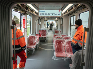 VIDEO: První tramvaj vyrobená speciálně pro Prahu má za sebou první projížďku. V hlavním městě ji uvidí už v dubnu