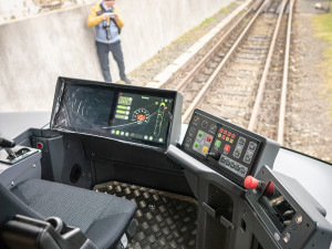 VIDEO: První tramvaj vyrobená speciálně pro Prahu má za sebou první projížďku. V hlavním městě ji uvidí už v dubnu