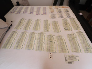 Kokain výměnou za luxusní auto: Policisté zadrželi skupinu lidí, která v Praze a Karlovarském kraji distribuovala drogy