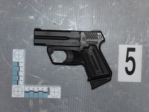 Kokain výměnou za luxusní auto: Policisté zadrželi skupinu lidí, která v Praze a Karlovarském kraji distribuovala drogy