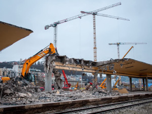 Demolice u smíchovského nádraží omezí dopravu, dolů jdou mosty