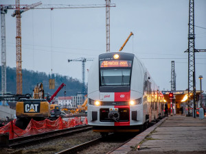 Demolice u smíchovského nádraží omezí dopravu, dolů jdou mosty