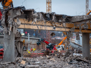 Demolice u smíchovského nádraží omezí dopravu, dolů jdou mosty