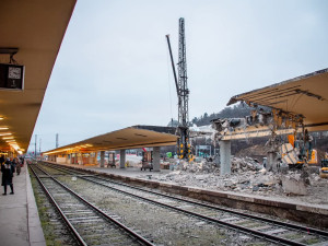 Demolice u smíchovského nádraží omezí dopravu, dolů jdou mosty