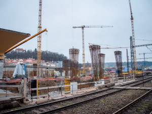 Demolice u smíchovského nádraží omezí dopravu, dolů jdou mosty