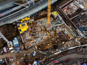 Demolice u smíchovského nádraží omezí dopravu, dolů jdou mosty