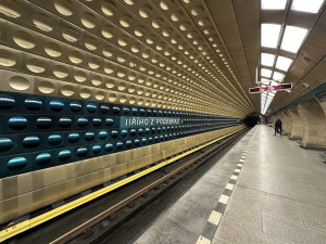 Ve stanici Jiřího z Poděbrad srazilo metro člověka, na místě zemřel