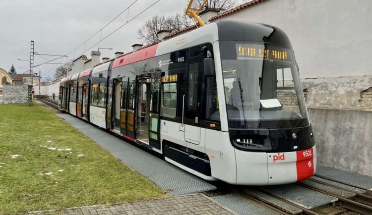 První tramvaj vyrobená speciálně pro Prahu má za sebou první projížďku. V hlavním městě ji uvidí už v dubnu