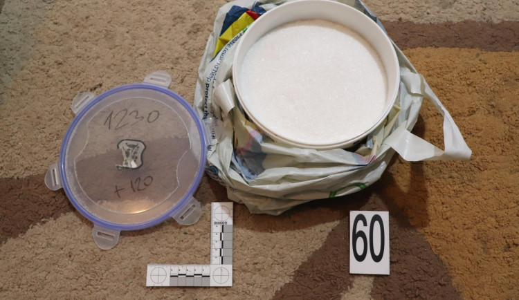 Kokain výměnou za luxusní auto: Policisté zadrželi skupinu lidí, která v Praze a Karlovarském kraji distribuovala drogy