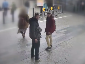 VIDEO: Muž v metru okradl slepou seniorku, vzal jí doklady i mobil pro nevidomé