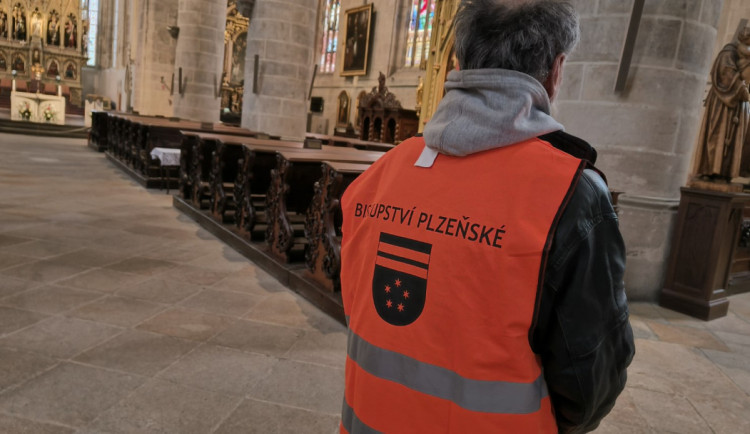 Co si myslí politici o zapojování bezdomovců do úklidu, hlídaní katedrály sv. Bartoloměje nebo trhů?