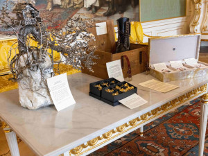 Tankový díl z Ukrajiny, stříbrná větev z Filipín. Na Pražském hradě jsou vystaveny protokolární dary pro prezidenta