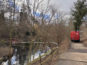 Do Kunratického potoka unikla neznámá látka a zasáhla pět hus. Museli je odchytit a dekontaminovat