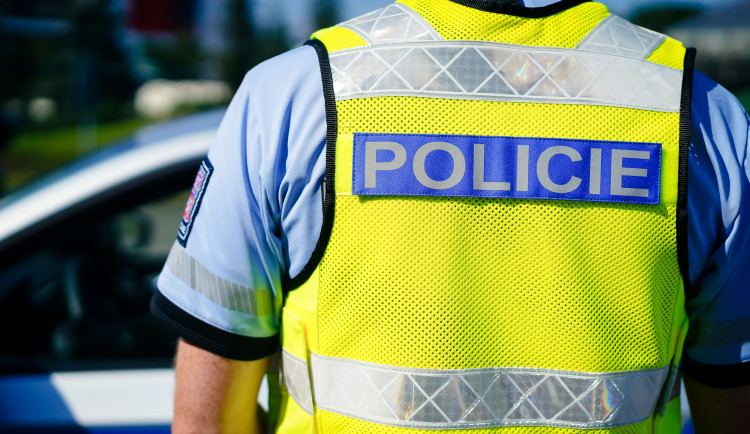 Policie hledá svědky dvou dopravních nehod. Viníci v obou případech z místa ujeli