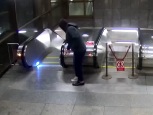 Muž vypínal eskalátory v metru, hrozil dozorčímu a skončil na policii