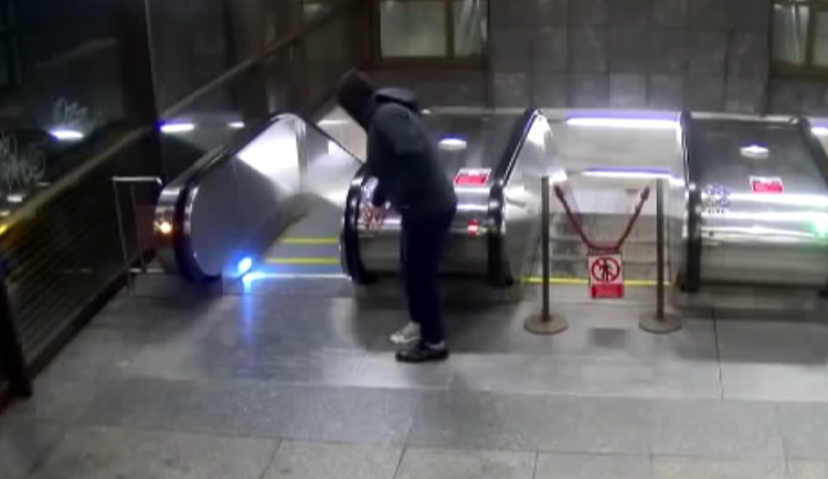 Foto z bezpečnostní kamery.