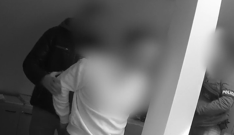 Policie zadržela muže, který v listopadu na ulici zbil dvě mladé dívky, když nereagovaly na jeho pokusy o seznámení