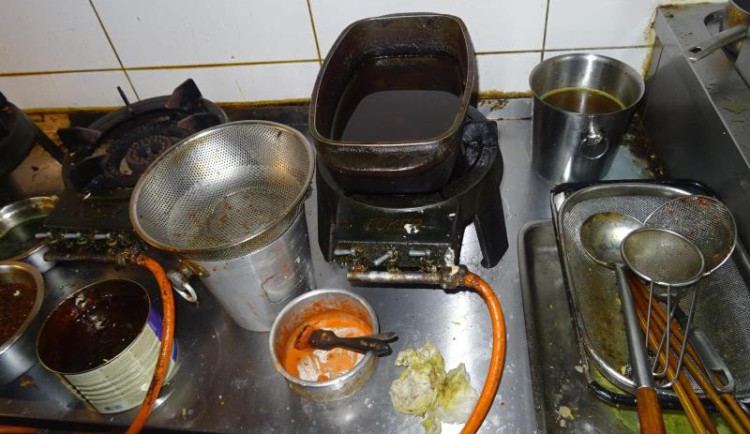 Inspektoři uzavřeli kvůli špíně a dalším prohřeškům vietnamskou restauraci Hanoi ve Cvikově