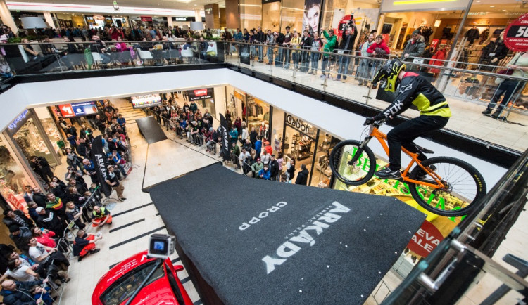 Od medúz, eskalátorů po extrémní skoky. DownMall 2025 startuje už v sobotu.