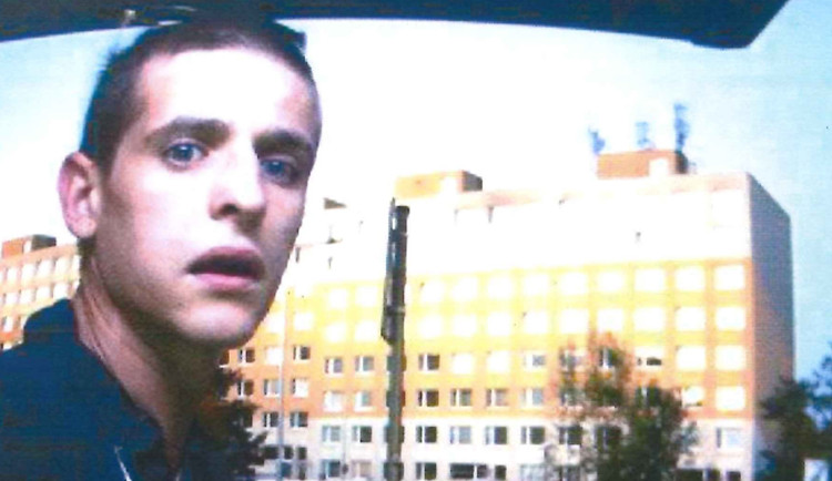 Muž vyfocený bankomatem.