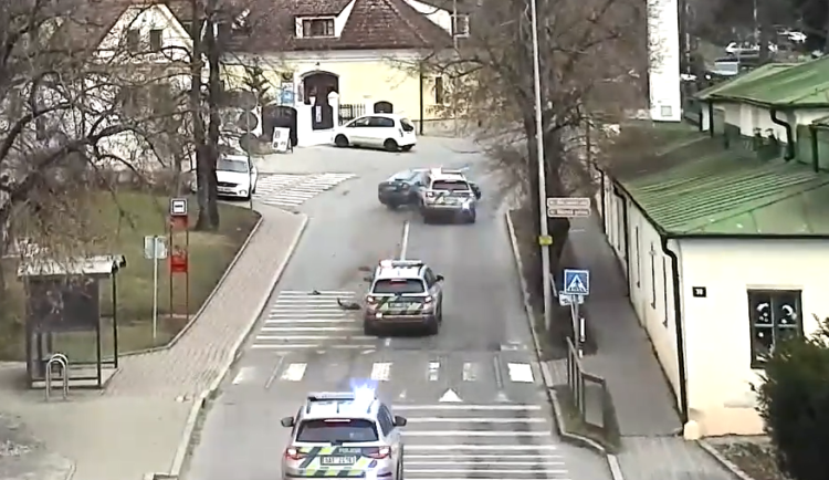 VIDEO: Řidič stovkou ujížděl před kontrolou, policisté nyní hledají svědky jeho bezohledné jízdy