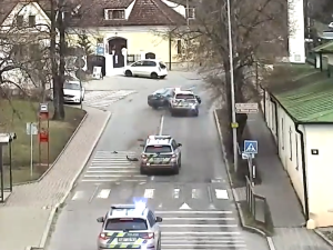 VIDEO: Řidič stovkou ujížděl před kontrolou, policisté nyní hledají svědky jeho bezohledné jízdy