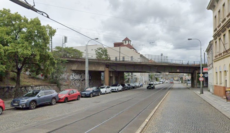 Most překlenující ulici Nádražní