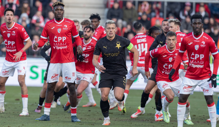 Slavia potvrdila nejsilnější defenzivu v lize a z Pardubic přivezla výhru 2:0