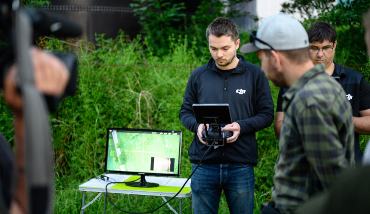 Při záchraně srnčat během senosečí pomáhají drony. Iniciativa hledá nové piloty, naučit se s dronem může každý