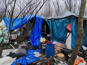 Praha 4 postupně likviduje nelegální ležení po lidech bez domova. Kromě úklidu nabízí i pomoc