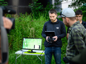 Při záchraně srnčat během senosečí pomáhají drony. Iniciativa hledá nové piloty, naučit se s dronem může každý