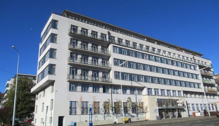 Policie v hotelu na Praze 5 nenašla žádné výbušné zařízení, muž, který se zavřel v pokoji je v nemocnic