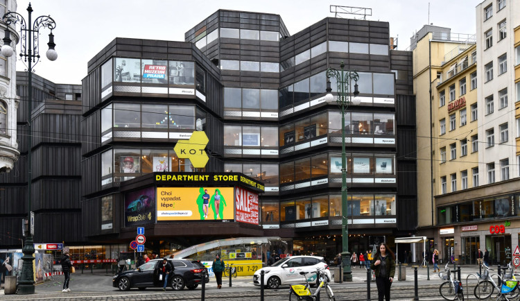 Z budovy Kotvy sanační firma odstraní zhruba 308 tun materiálu s azbestem.