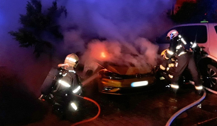 VIDEO: Dramatický zásah hasičů na parkovišti pod mostem Milénia. Plameny tam zcela zachvátily auto
