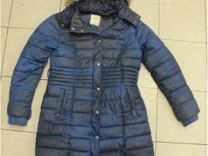 Policie pátrá po totožnosti žena, který spáchala sebevraždu na dětském hřišti. Poznáte ji?