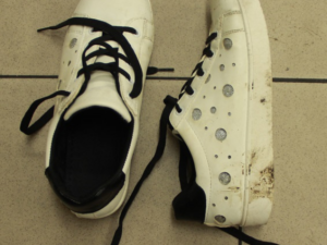 Policie pátrá po totožnosti žena, který spáchala sebevraždu na dětském hřišti. Poznáte ji?